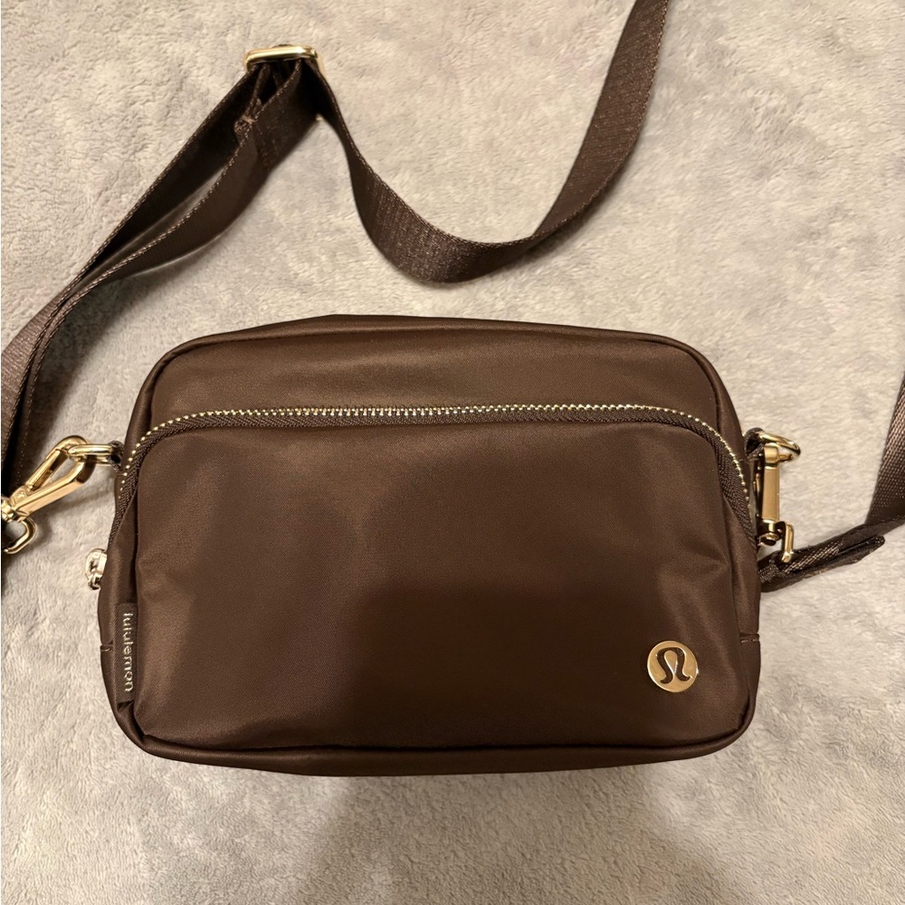 LULULEMON EVERYWHERE CROSSBODY BAG 2L